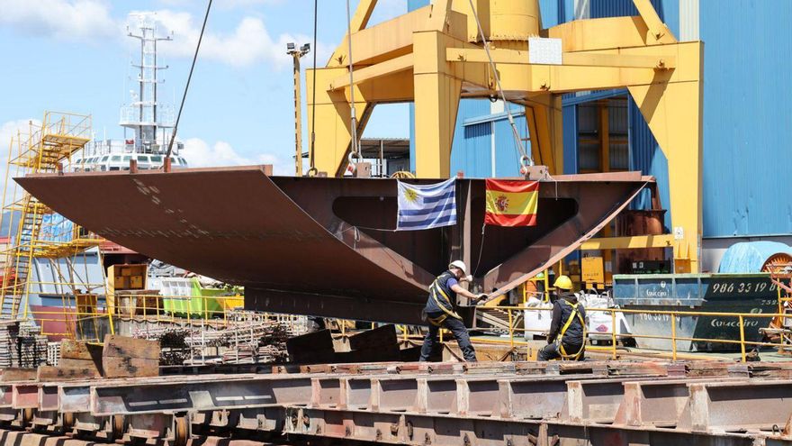 Profesionales de Cardama trabajan en la quilla de uno de dos patrulleros para Uruguay.