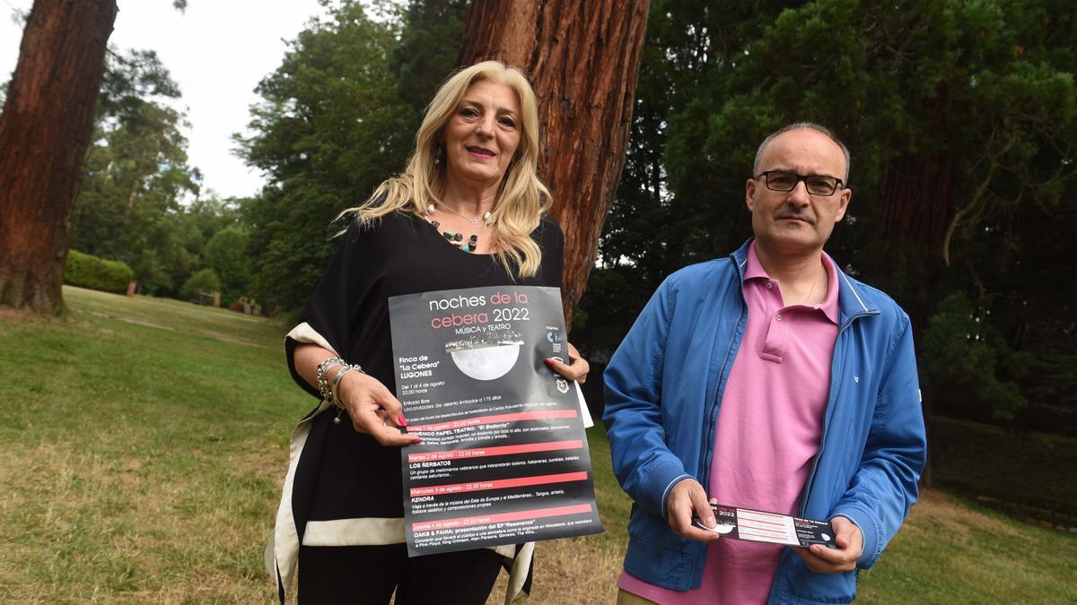 Aurora Cienfuegos y Óscar Caso, con el cartel del evento