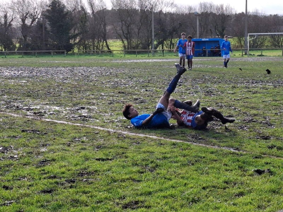 Un momento de juego en el campo El Soutón de Vegadeo.
