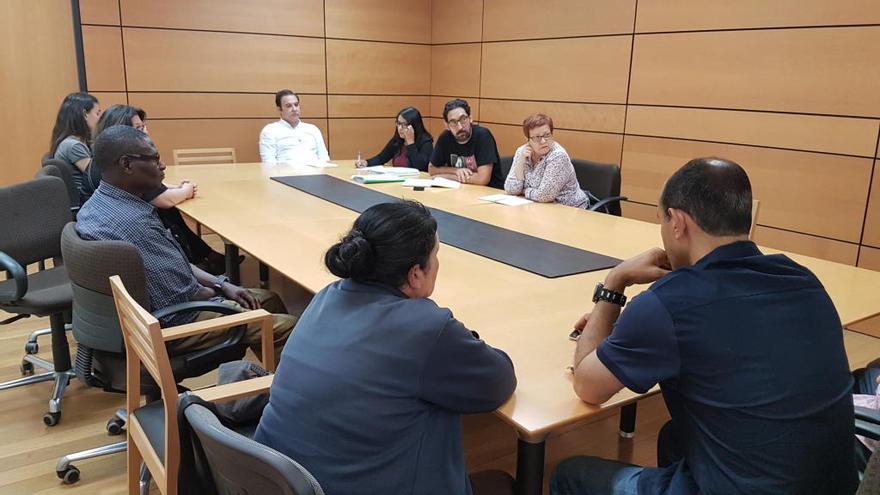 Un momento de la reunión de representantes de los vendedores con políticos de la oposición, ayer en el Moneo.