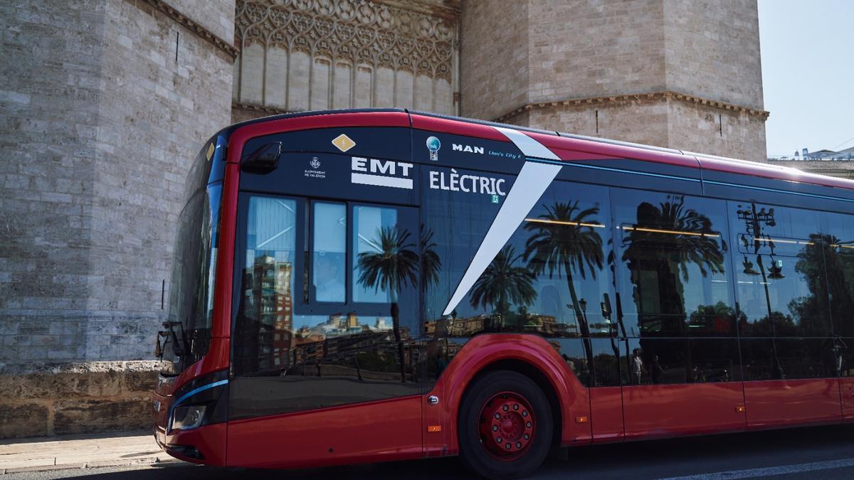 Un autobús eléctrico de la EMT circulando por la ciudad