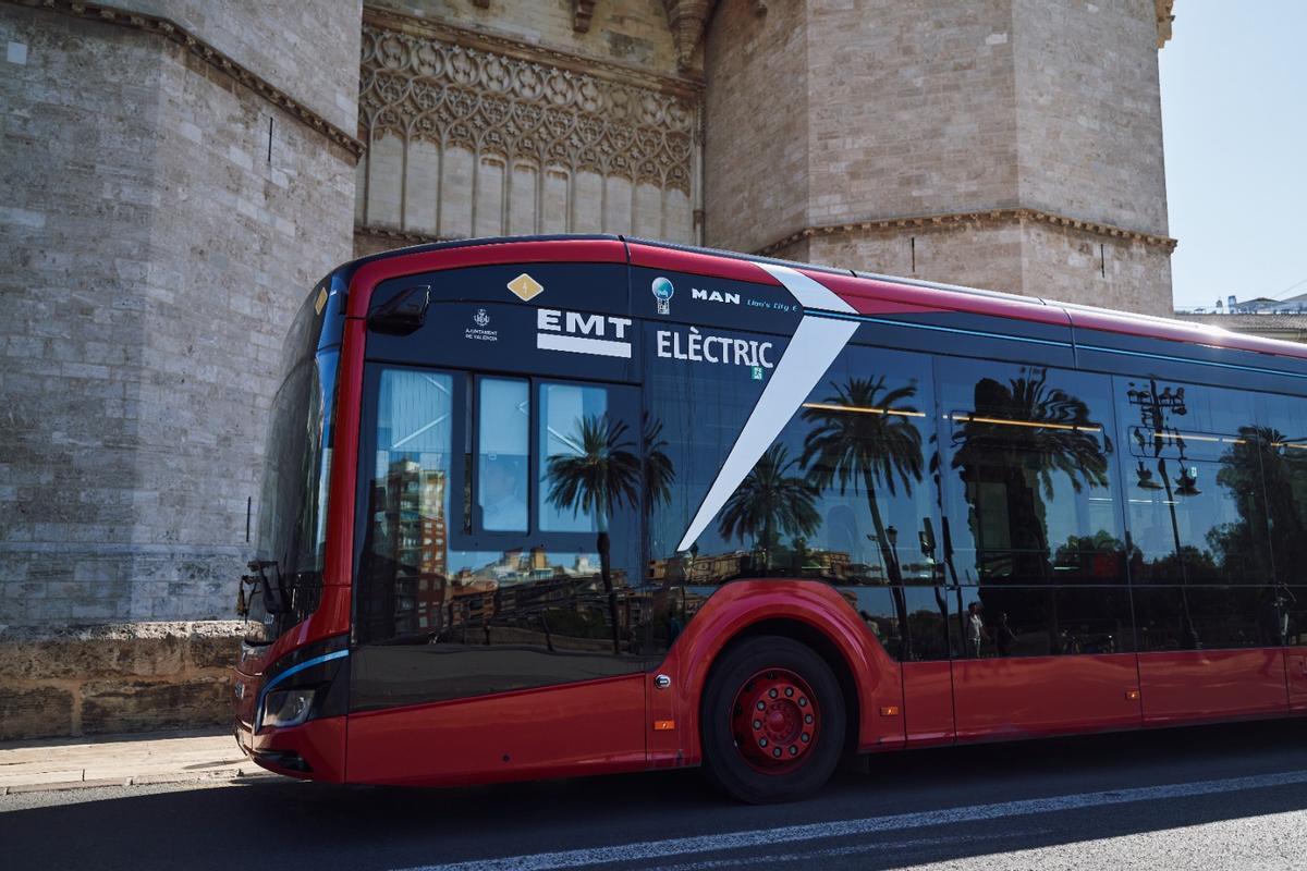 Un autobús eléctrico de la EMT circulando por la ciudad