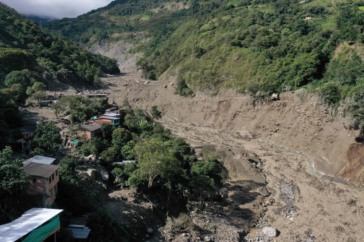 Equipos de rescate trabajan buscan desaparecidos tras una avalancha en Quetame, Colombia