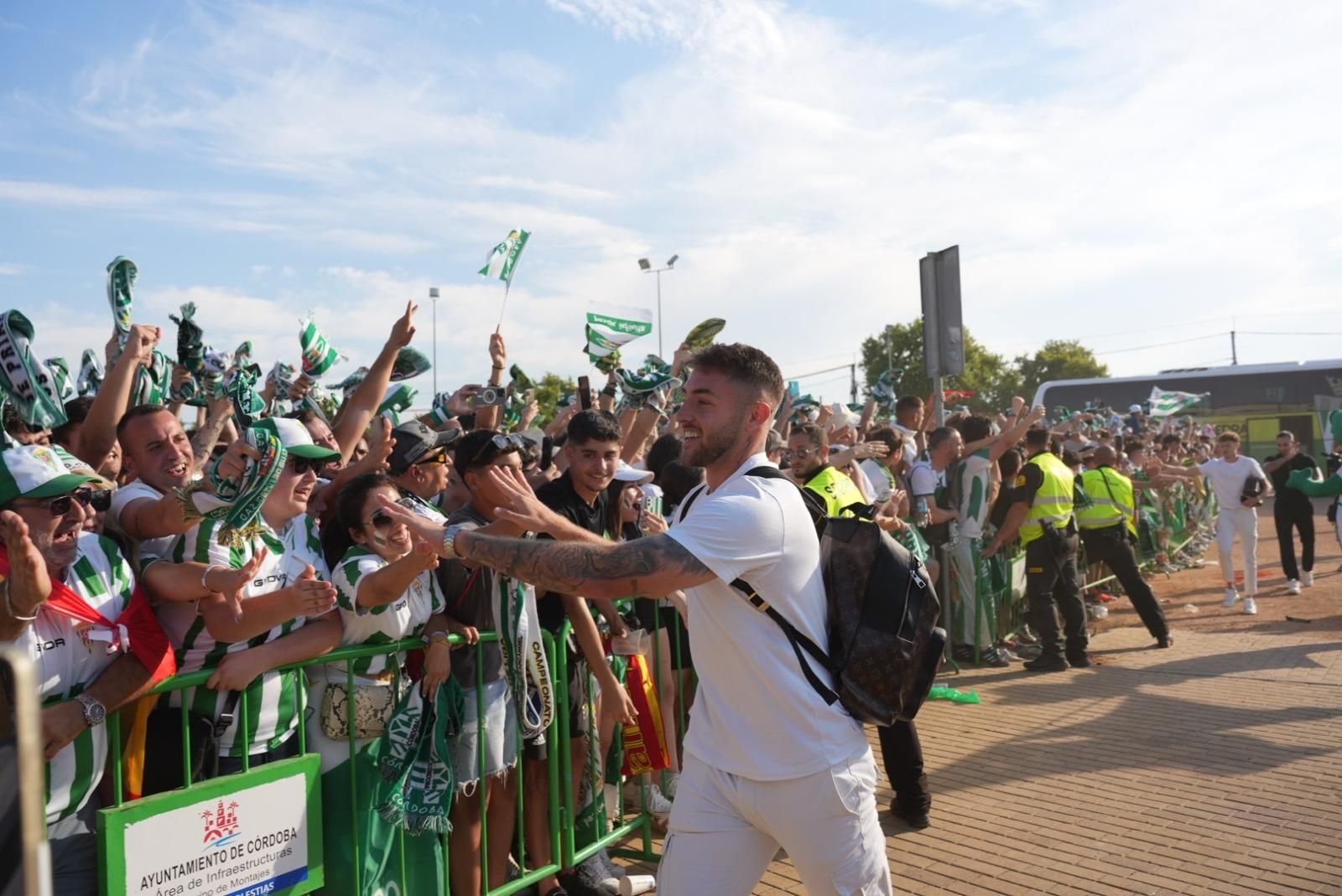 Así recibió la afición del Córdoba CF al autobús del equipo en El Arenal