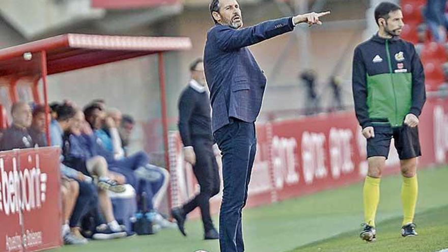 Vicente Moreno da instrucciones a sus jugadores durante el partido de ayer.