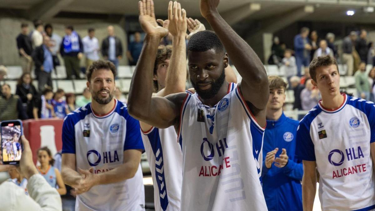 Los jugadores del HLA Alicante festejan con la Kali Nord la victoria sobre Ourense.