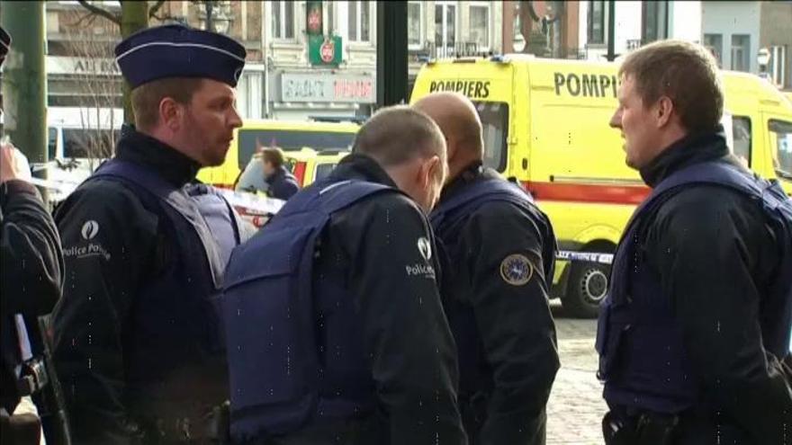 Las fuerzas de seguridad belgas buscan a dos fugitivos tras un tiroteo en una redada antiyihadista en Bruselas