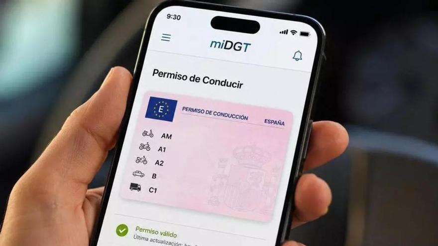 La UE cambia las reglas: a partir de 2027 los conductores llevarán el carnet de conducir y todos los documentos oficiales en una cartera digital en el móvil