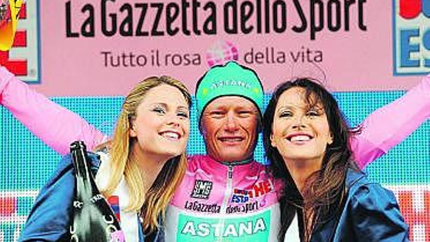 El kazako Vinokourov, en el podio del Giro.