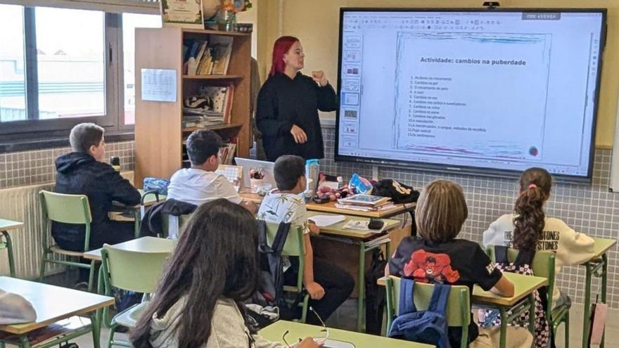 Una profesora en plena clase.