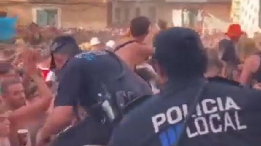 Policías locales de Menorca, a hombros y manteados durante unas fiestas patronales