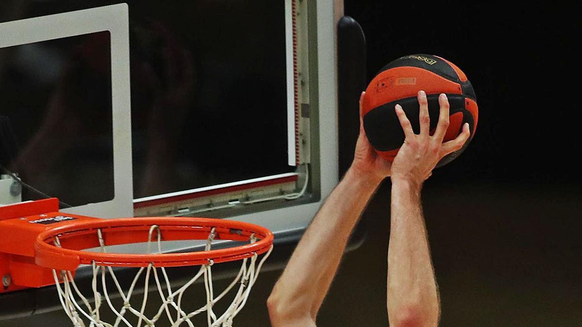 El jugador del Valencia Basket, Mike Tobey, machaca a canasta. | LEVANTE-EMV