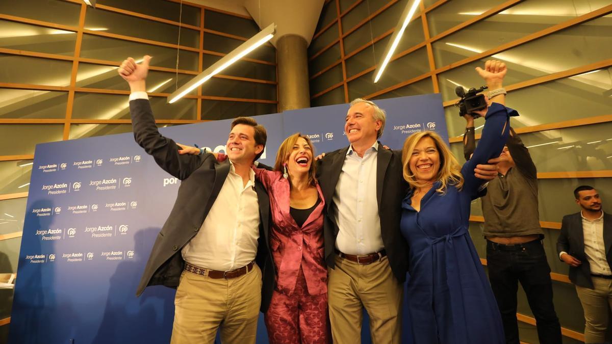 Natalia Chueca, eufórica junto a Azcón en la celebración del resultado de las elecciones.