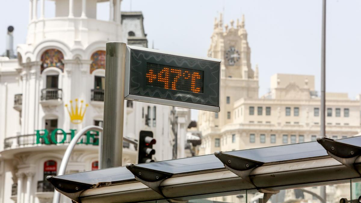 Un termómetro marca 47 grados de temperatura en el centro de Madrid, este miércoles.