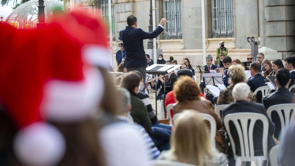 Concierto de Navidad en la plaza del Ayuntamiento, ayer. | IVÁN URQUÍZAR