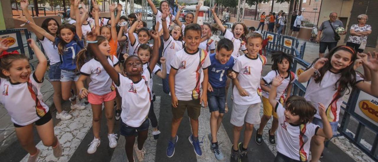 Niños de la hoguera La Ceràmica, una comisión que cuenta con medio centenar de festeros infantiles.