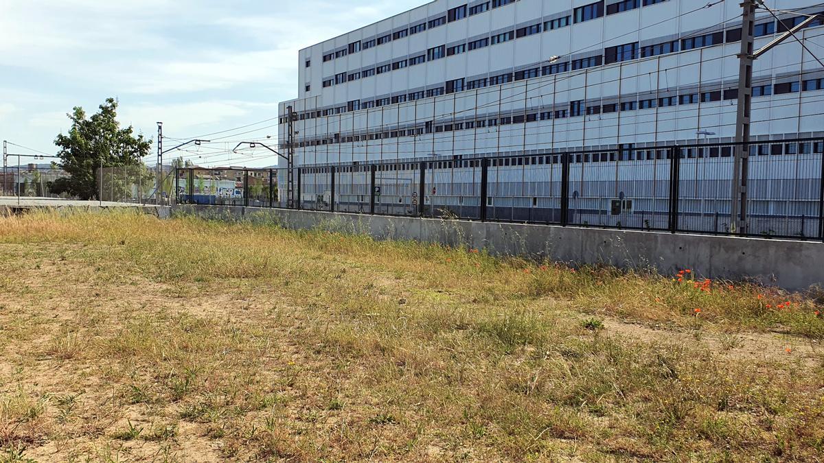 La nova tanca de protecció de la via de tren d&#039;ample convencional, a la zona de Mas Gri, al sud de Girona