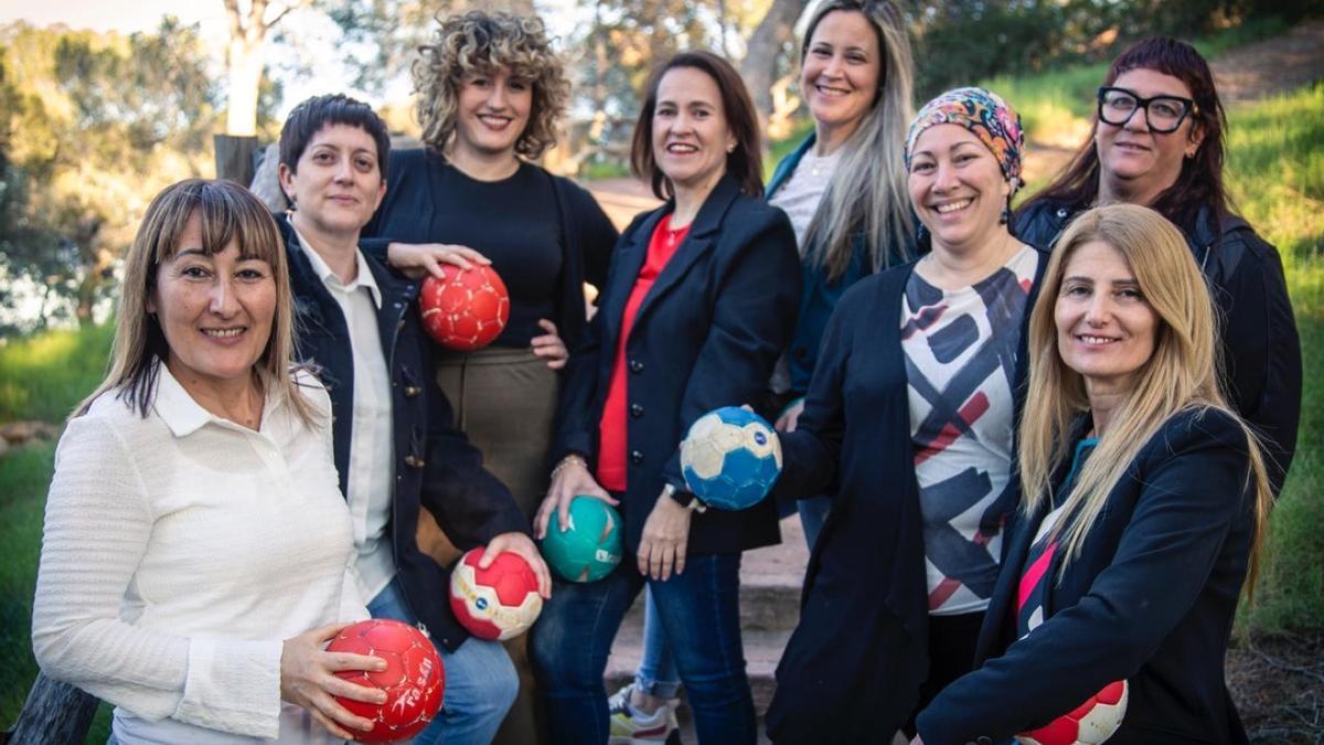 Noelia Alcaide (con camiseta roja y chaqueta azul), acompañada por integrantes de su candidatura.