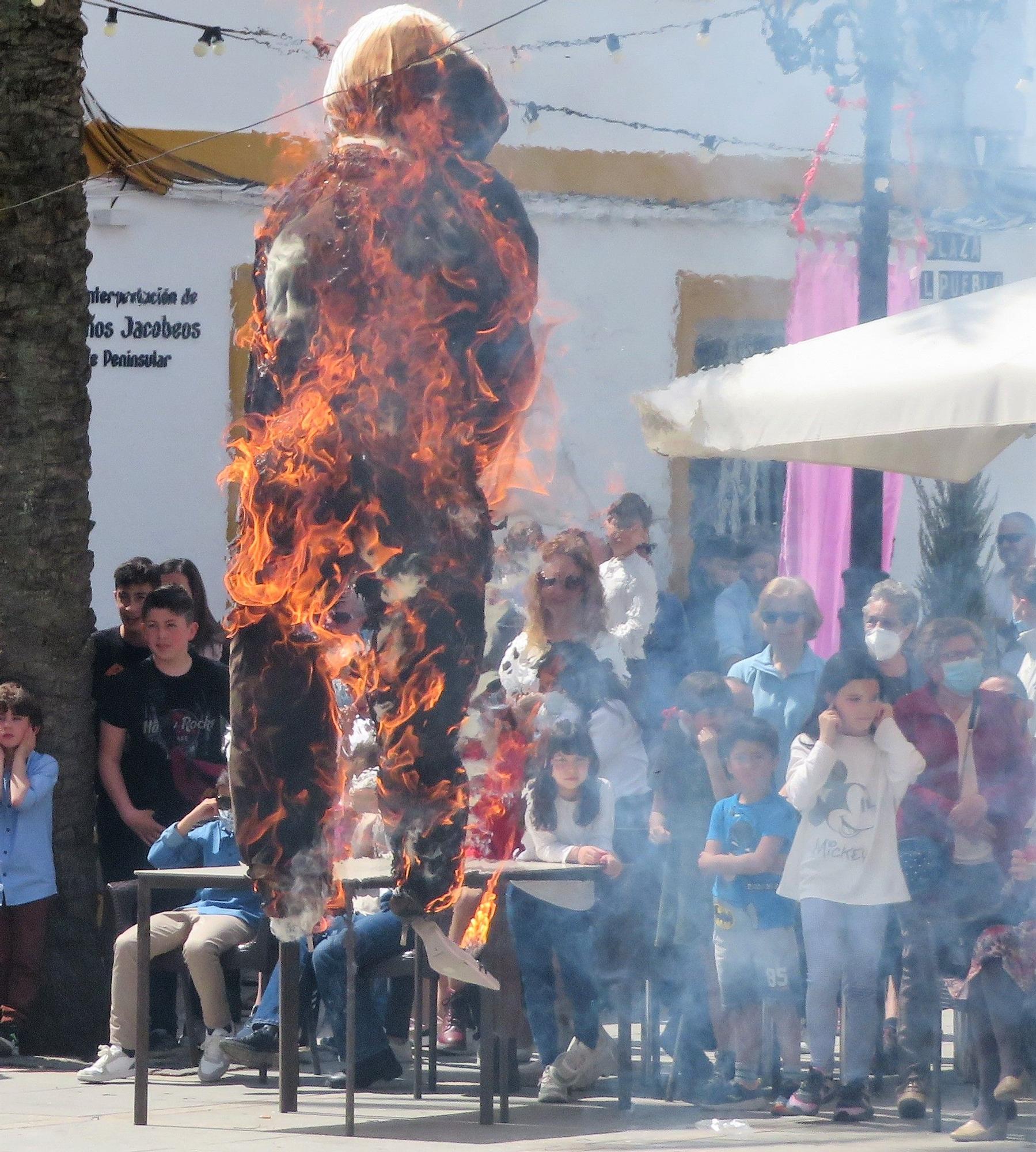 Ambiente en la plaza durante el acto que despide la Semana Santa de Monesterio.