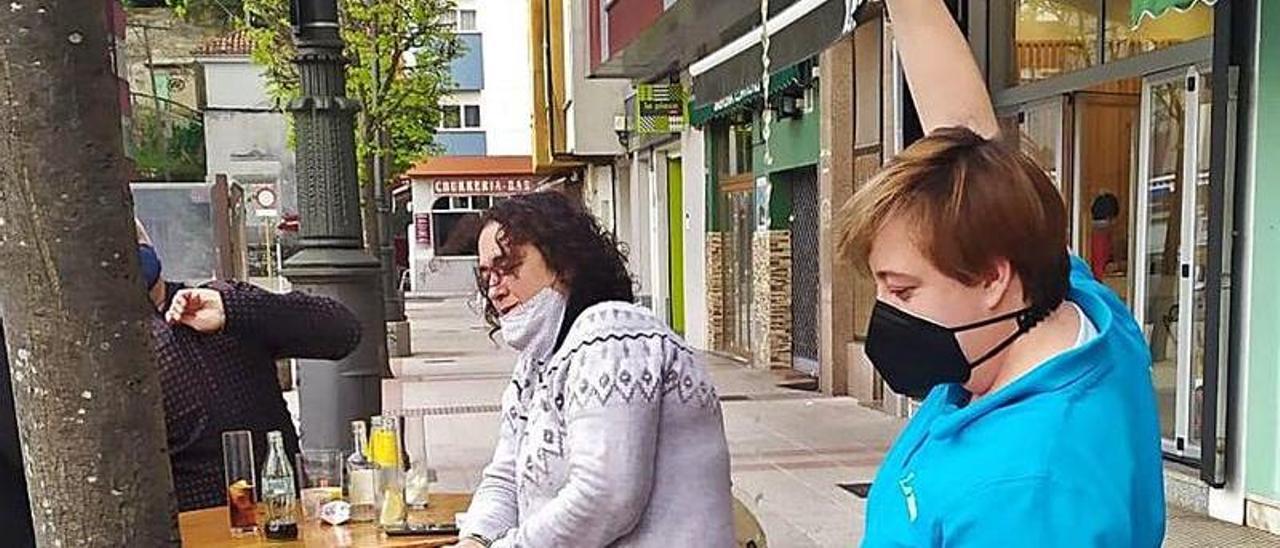 Arantxa Bulnes, de Sidrería La Nansa, ayer, escanciando en un “chisqueru”. | Á. Fernández