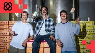 Tres jóvenes de Barcelona crean 'TePone', el té con alcohol que aspira a ser la bebida del 'tardeo'