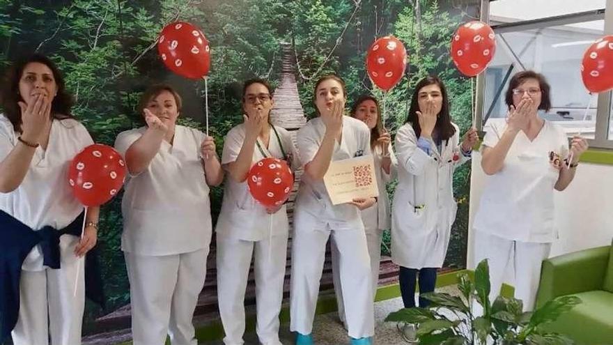 Profesionales del Hospital do Salnés con algunos de los globos repartidos ayer.