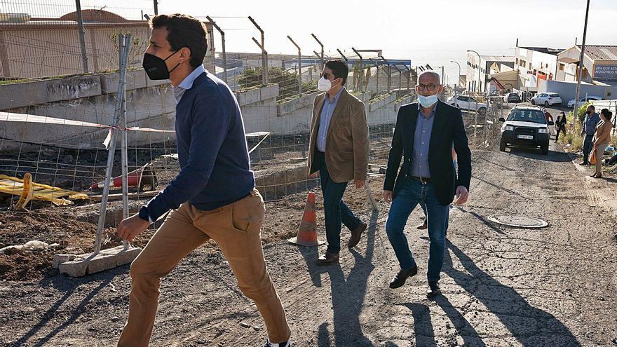 Un momento de la visita realizada por el presidente insular a las obras del Polígono.