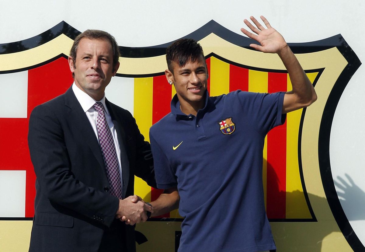 Sandro Rosell y Neymar, en la presentación del jugador tras su fichaje por el Barcelona en 2013.