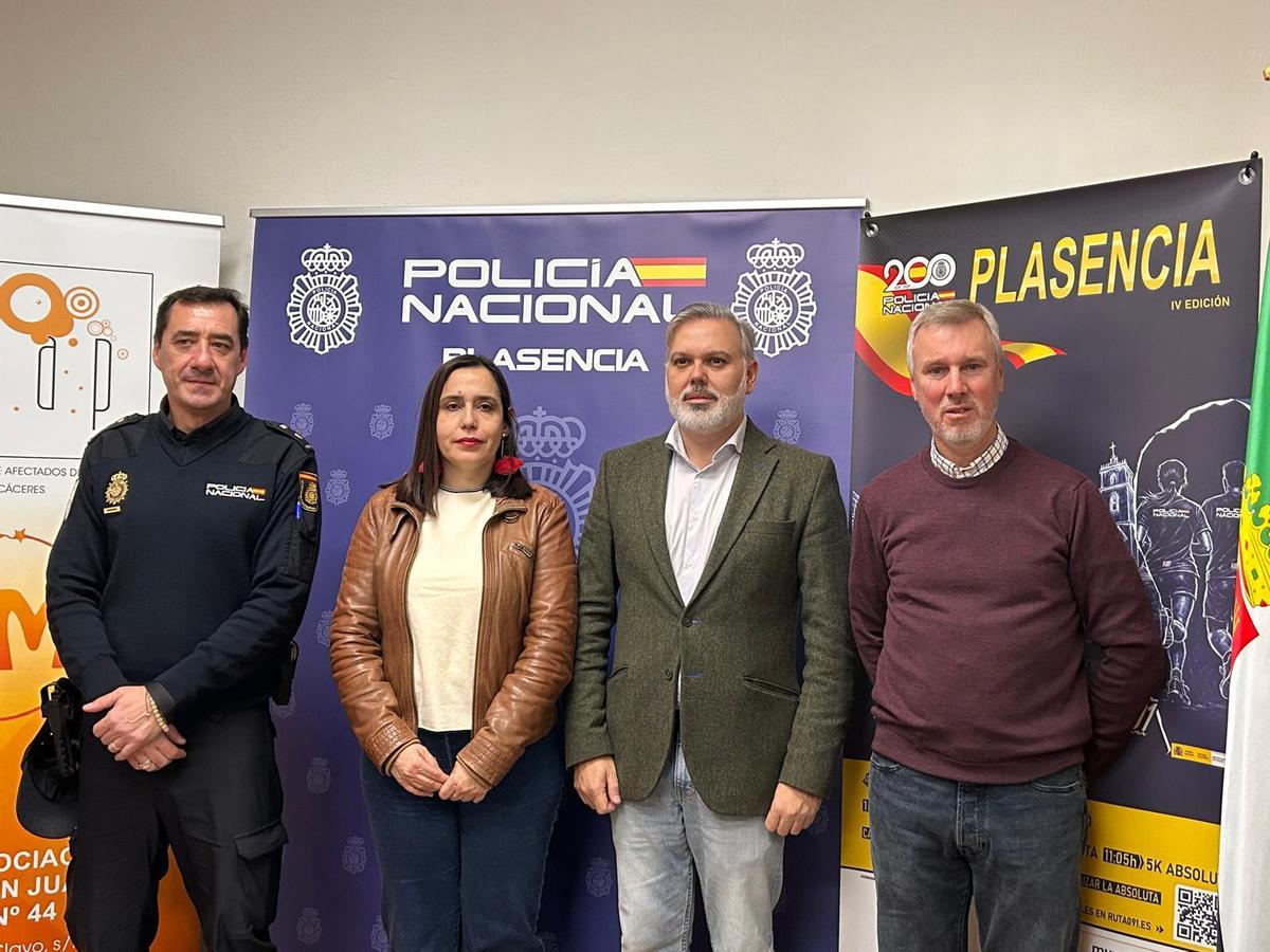 Participantes en la presentación de las carreras solidarias de la Policía Nacional en Plasencia.