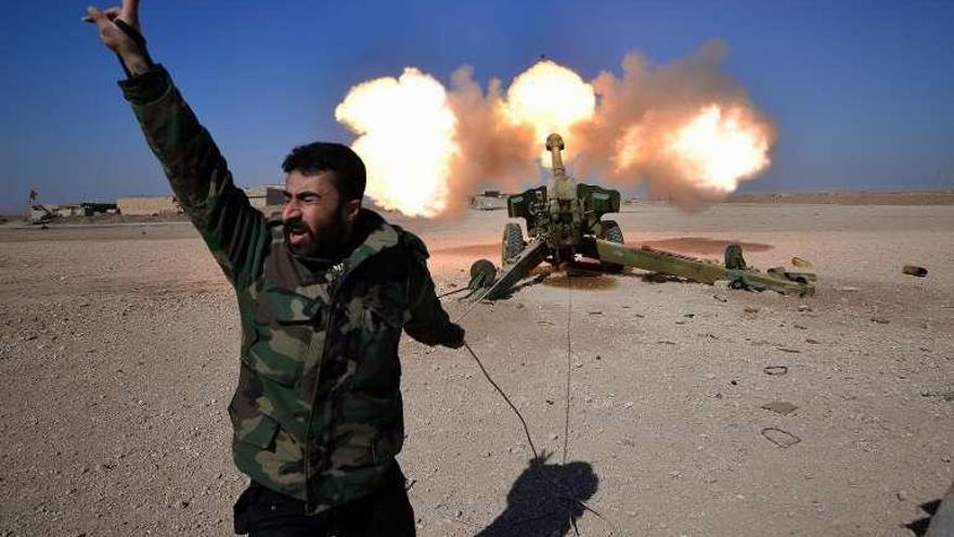 Un miliciano cañonea posiciones del Estado Islámico. // Reuters