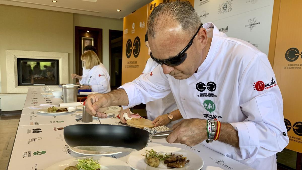 El gaditano José Antonio Parra, ganador del primer premio del II Concurso Nacional de Cocina para Invidentes, celebrado este sábado en el restaurante Columela de Valle Romano en Estepona (Málaga).