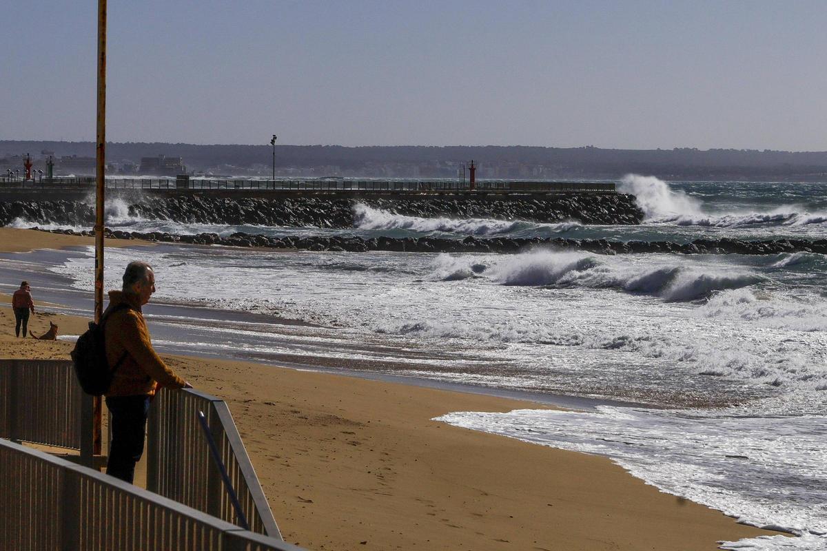 Un hombre observa el oleaje del mar en el Paseo Marítimo tras la llegada de la borrasca Nils.