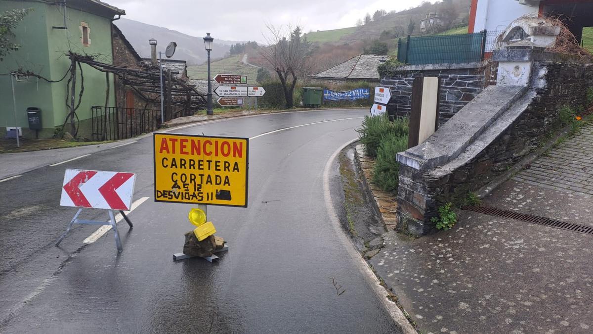 El aviso del corte de la carretera por el argayo.