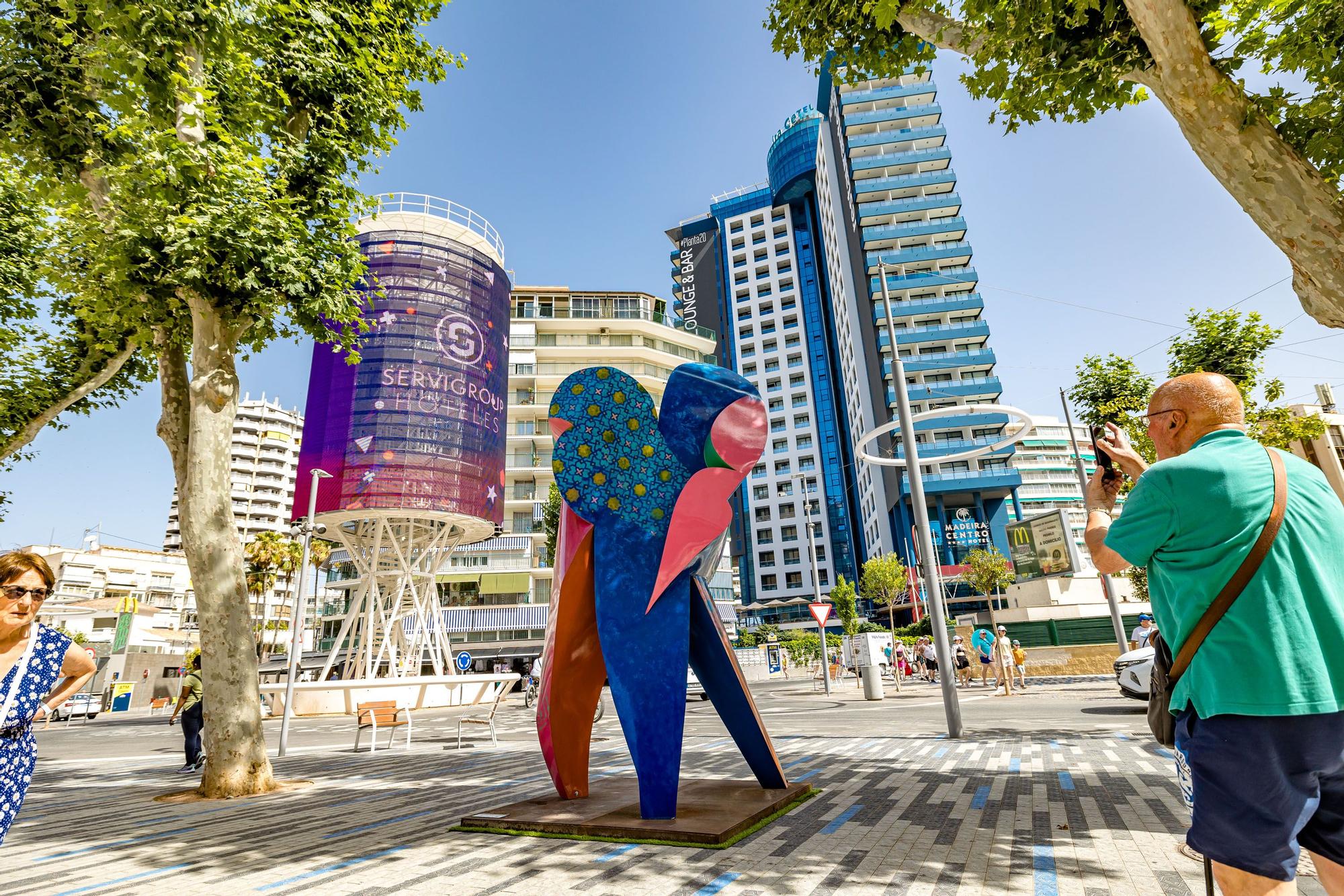 La ciudad acoge 16 esculturas de gran formato del artista Cristóbal Gabarrón, inspiradas en el palacio granadino, que se expondrán gracias a la colaboración entre el Ayuntamiento y la Ciutat de les Arts i les Ciències. Se podrán visitar hasta el 31 de enero de 2023