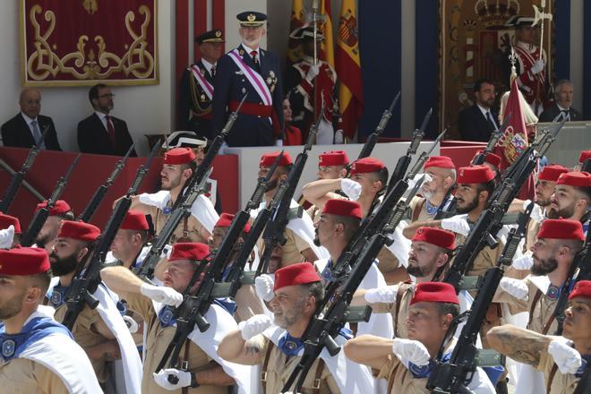 Los Reyes Felipe y Lezia presiden el desfile del Día de las Fuerzas Armadas ante miles de ovetenses