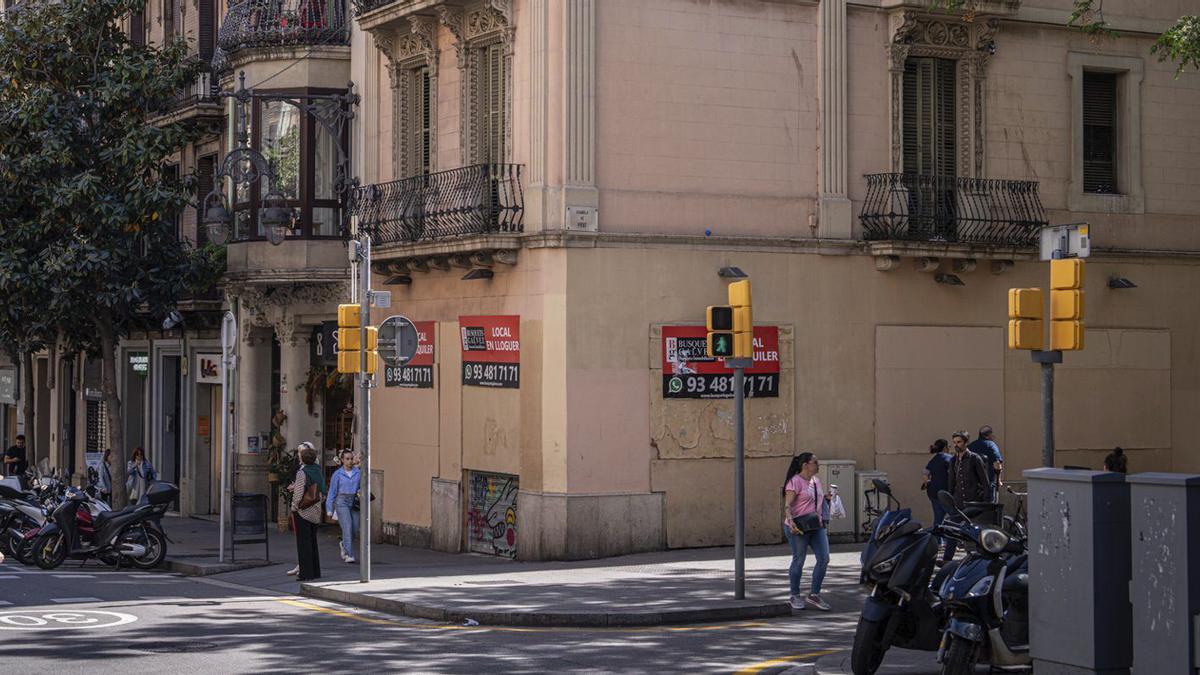 Local buit a la confluència de la Rambla del Prat amb Gran de Gràcia, que fa anys que no té activitat. | MANU MITRU