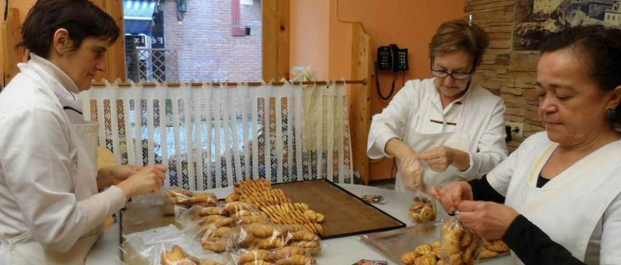 María Jesús Iglesias, Antonia Durán y Tati Gutiérrez con bollos y marañuelas, en Candás.