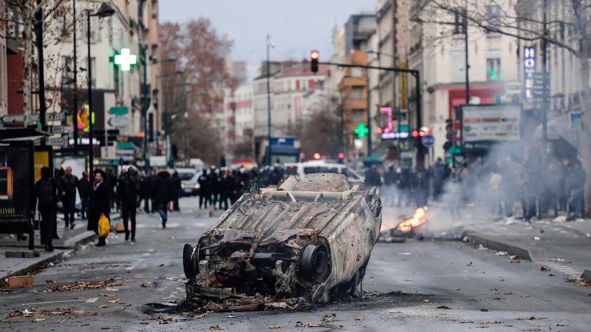 Arde París por el conflicto de la subida del carburante