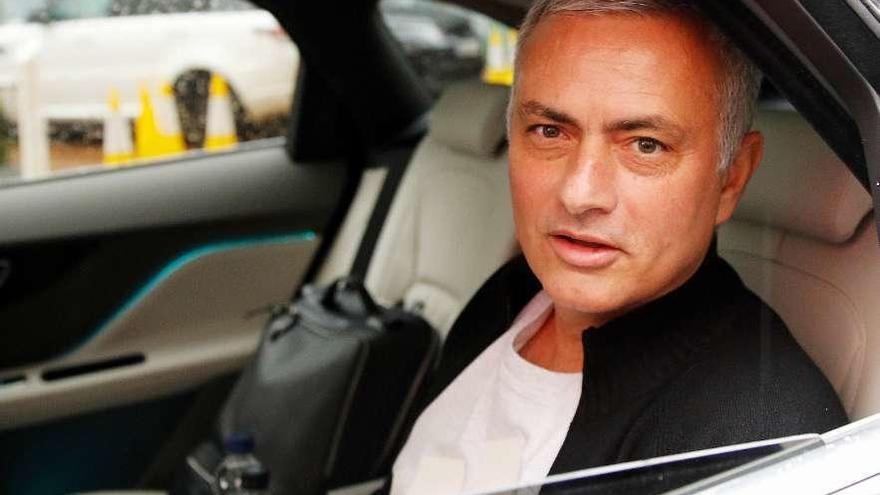 Mourinho abandona su domicilio en Manchester después de que se conociese su destitución. // Phil Noble