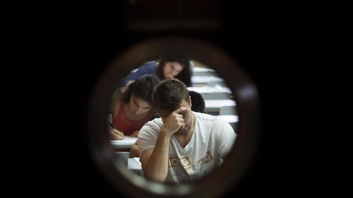 Imatge d'arxiu d'un examen de les proves d'accés a la universitat, l'antiga selectivitat