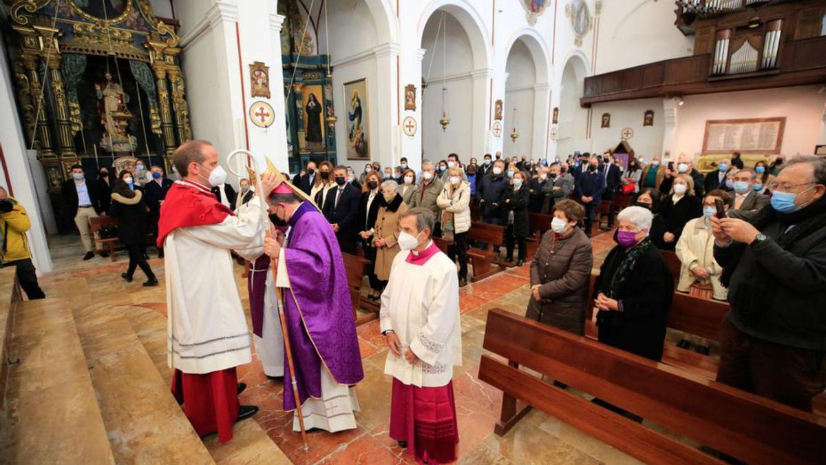 José Martínez Franco coloca la mitra al obispo ibicenco