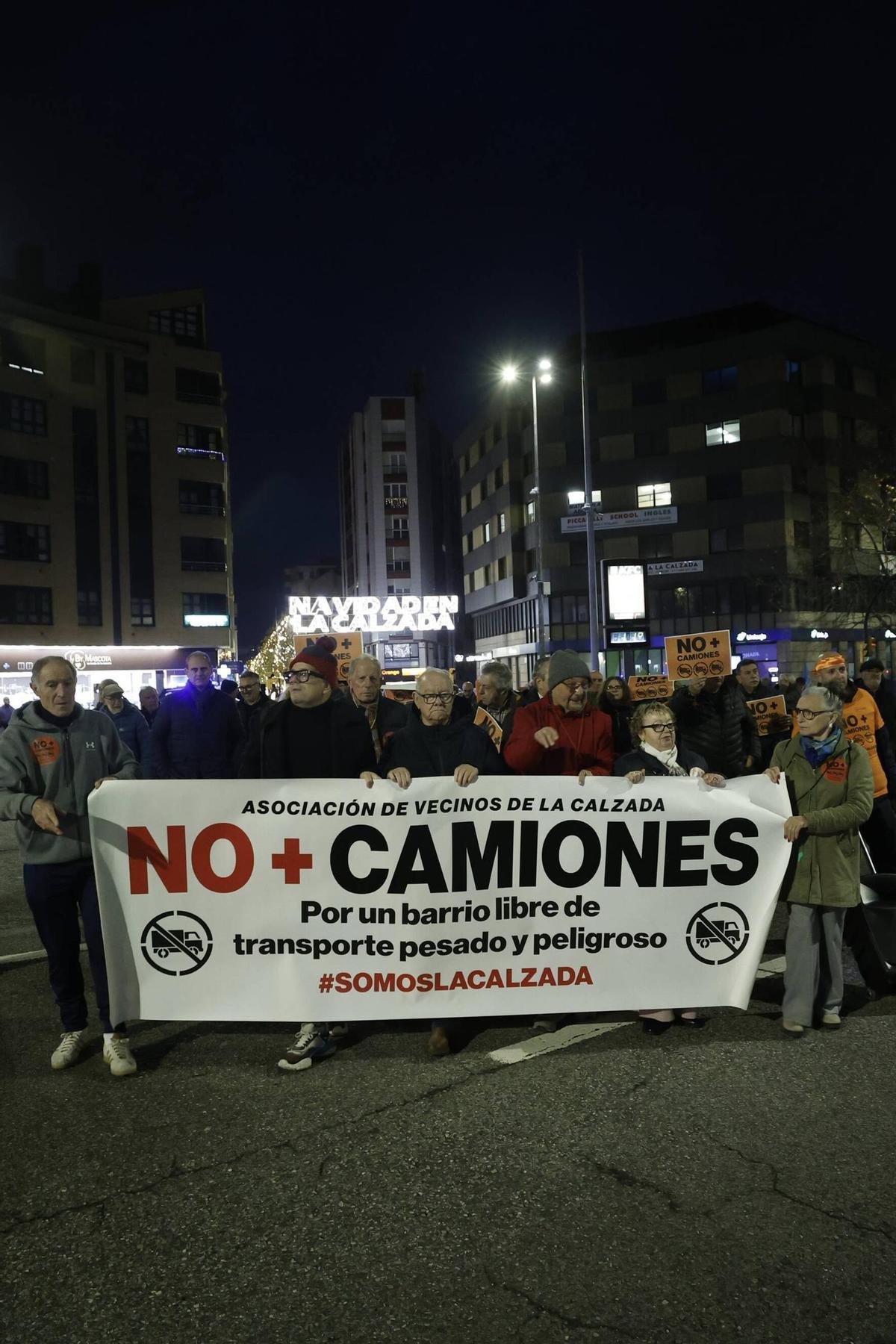 La última manifestación del 2025 contra el tráfico pesado por Príncipe de Asturias, en imágenes