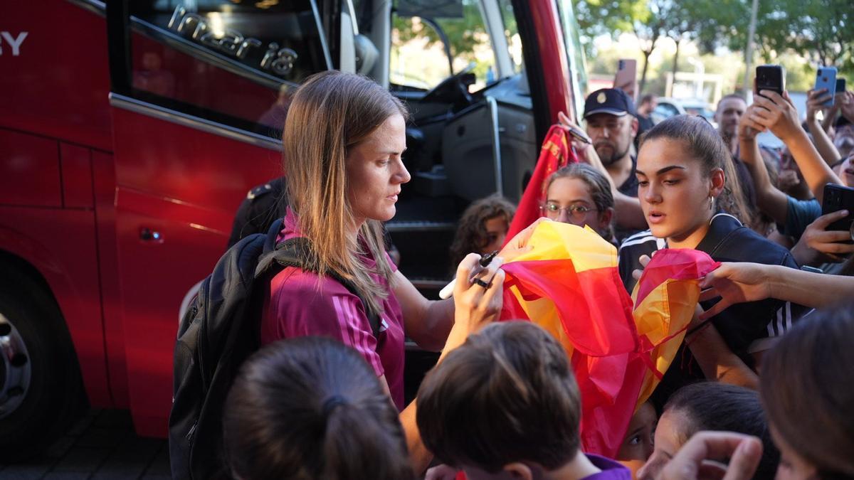 Recibimiento a las jugadoras de la selección española en Córdoba.
