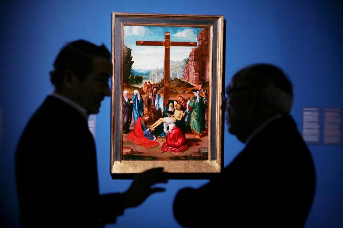 El cuadro, ante los dos comisarios de la exposición.