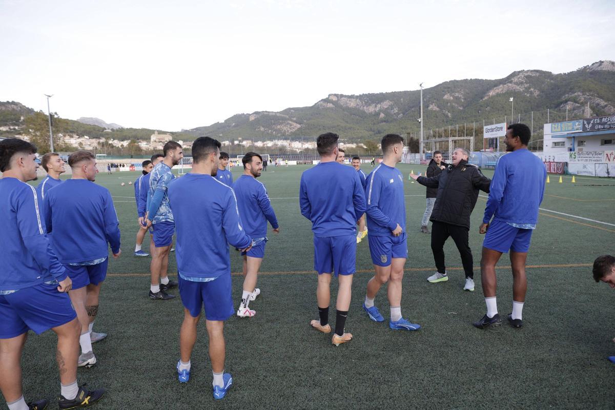 Contreras bromea con sus jugadores en sa Plana.