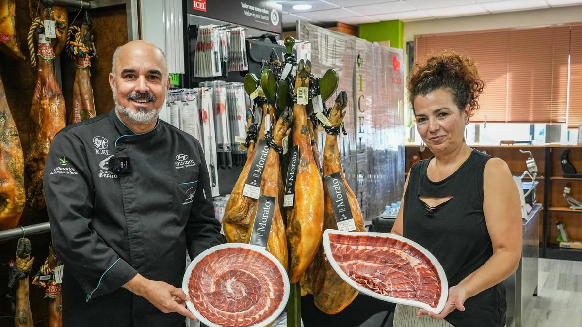 Pepe Alba y Esther Alcalde en su centro escuela 'El jamón hecho arte'.