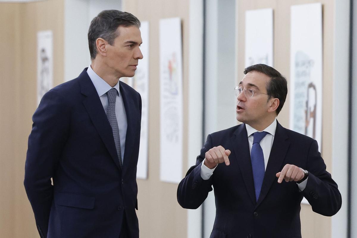 MADRID, 08/01/2026.- El presidente del Gobierno, Pedro Sánchez (i), conversa con el ministro de Asuntos Exteriores, Unión Europea y Cooperación, José Manuel Albares, antes de inaugurar este jueves la Conferencia de Embajadores, tradicional cita de los representantes diplomáticos de España en el mundo que se celebra este año en un convulso panorama internacional. EFE/ Zipi Aragon