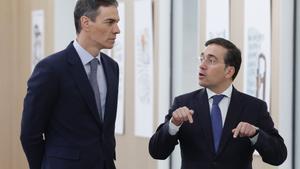 MADRID, 08/01/2026.- El presidente del Gobierno, Pedro Sánchez (i), conversa con el ministro de Asuntos Exteriores, Unión Europea y Cooperación, José Manuel Albares, antes de inaugurar este jueves la Conferencia de Embajadores, tradicional cita de los representantes diplomáticos de España en el mundo que se celebra este año en un convulso panorama internacional. EFE/ Zipi Aragon