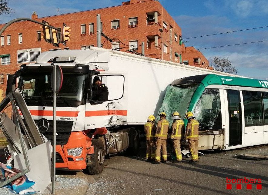 Choque entre un camión y un tranvía en Sant Adrià del Besòs.