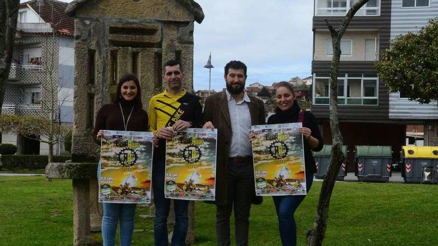 Representantes municipales y del Club THC Bike posan con el cartel del evento. // Gonzalo Núñez